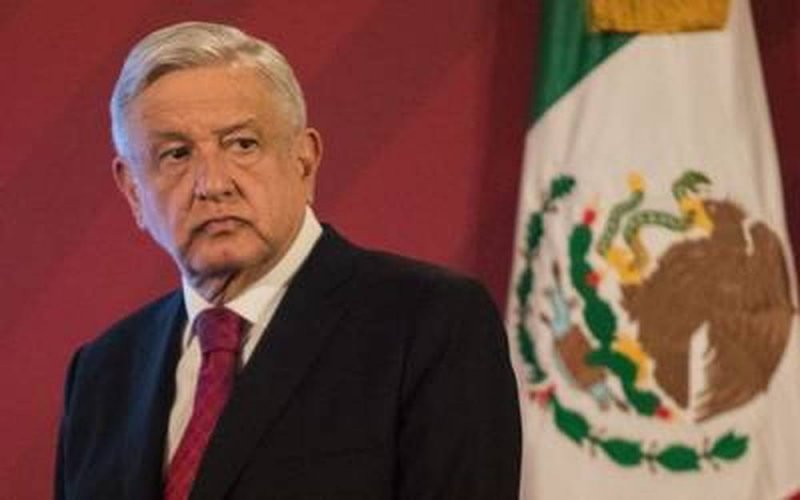 AMLO guarda un minuto de silencio por las más de 44 mil VÍCTIMAS de Covid-19 en Méxicoy