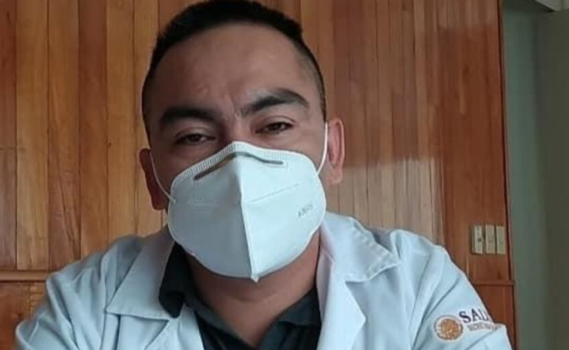 Personal de Salud PROTESTA tras detención de médico por la muerte de un político por Covid-19