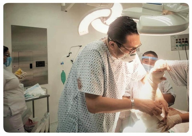 Médico convaleciente en urgencias deja su cama PARA SALVAR VIDA de otro paciente