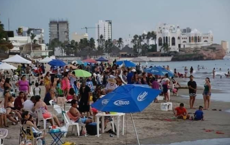 Playas de Mazatlán lucen ABARROTADAS por turistas en plena PANDEMIA por Covid-19