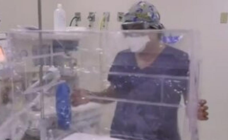 Mexicano rediseña caja de intubación para que médicos no se INFECTEN de Covid-19