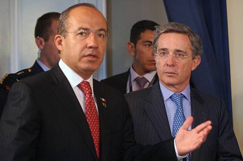 Detienen a Álvaro Uribe en Colombia, en México CLAMAN lo mismo para Felipe Calderón