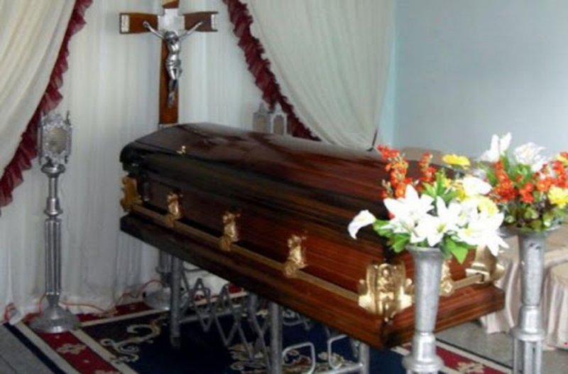Proponen multar hasta con CÁRCEL a funerarias que entreguen CUERPOS equivocados