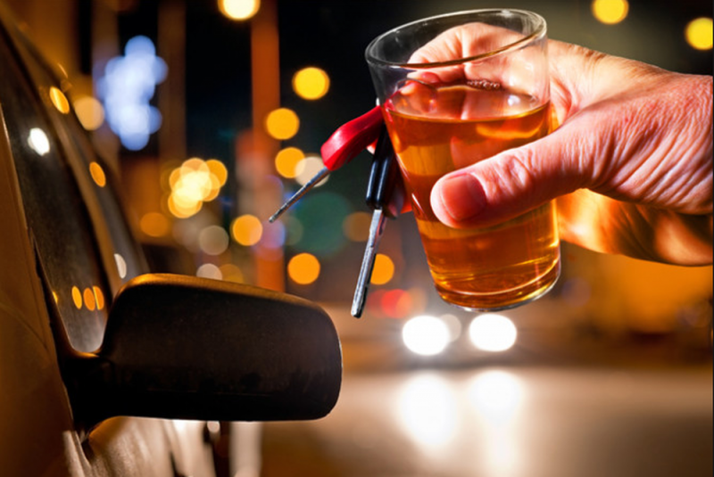 Policía detiene a MP “hasta las manitas” de BORRACHA