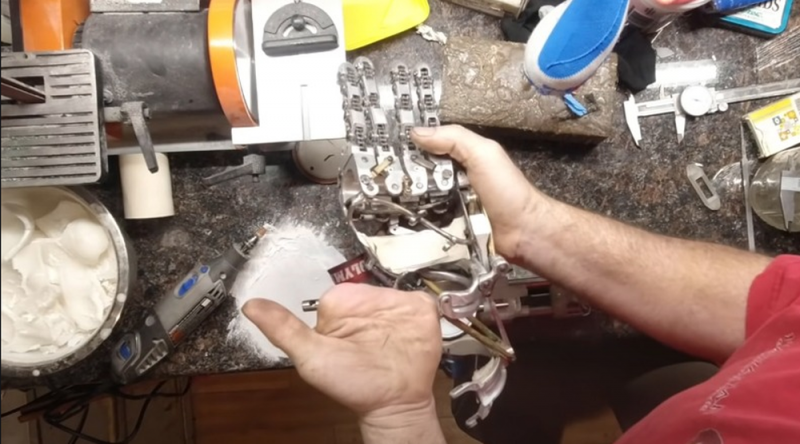 Sujeto pierde cuatro dedos de la mano y se fabrica su propia PRÓTESIS (VIDEO)