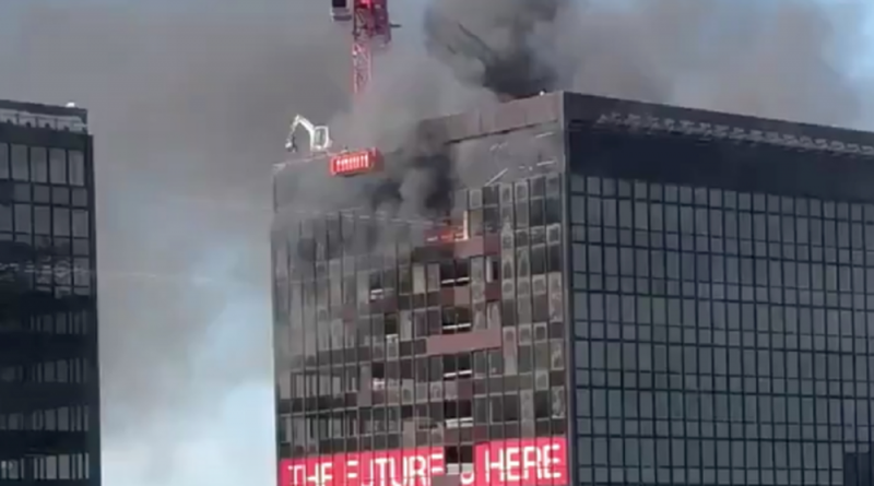 #ÚltimoMinuto Torre WTC de Bruselas es consumido por las llamas de un FUERTE incendio