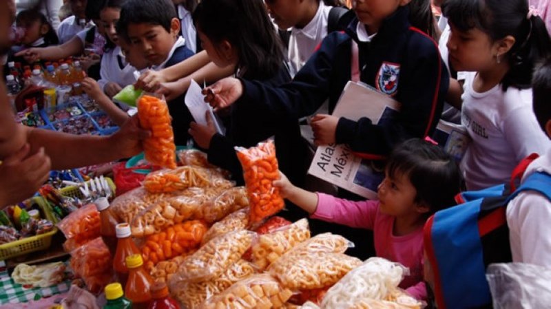 Jalisco se sumaría a Estados que buscan PROHIBIR alimentos chatarra para niños 