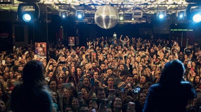 España cierra discotecas y prohíbe fumar en la vía pública tras REBROTE de Covid-19