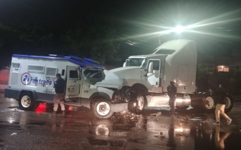 Comando armado usa TRAILER para chocar y robar una CAMIONETA de valores