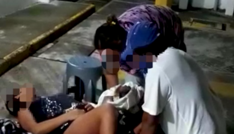 Mujer da a luz afuera de Centro de Salud en Morelos que LE NEGÓ la atención 