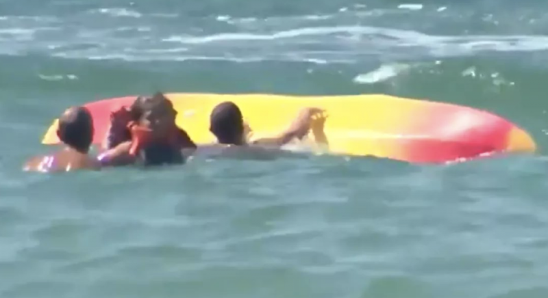 Presidente de Portugal se viste de HEROE y salva a dos mujeres de MORIR ahogadas en la playa