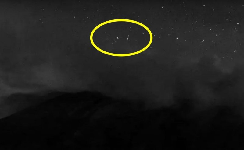 Cámaras de seguridad captan a dos OVNIS volando sobre cráter del Popocatépetl