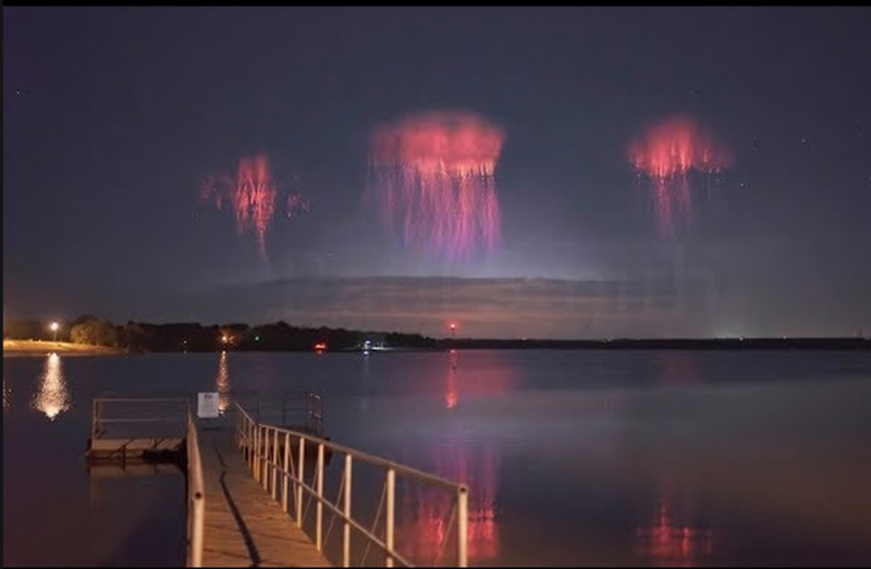 Las aterradoras IMÁGENES de “Medusas rojas” en el cielo durante tormenta ¿Qué son?