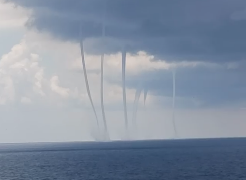 Captan en video 6 trombas marinas al mismo tiempo en Golfo de México y se vuelve viral (VIDEO)