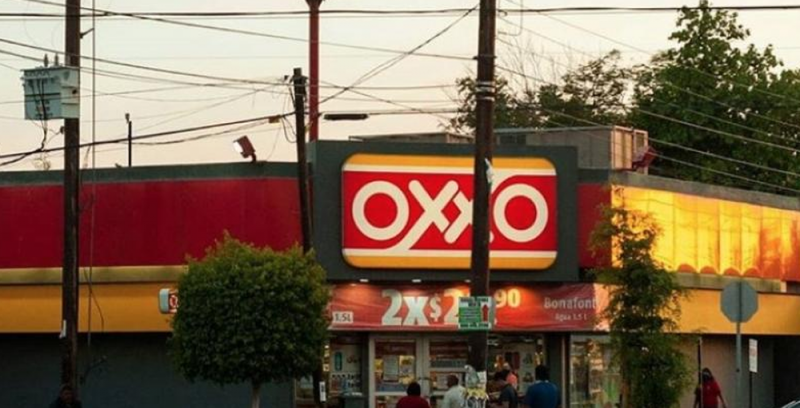 Cajera del Oxxo ENLOQUECE y escupe a mujer que le pidió que usara CUBREBOCAS