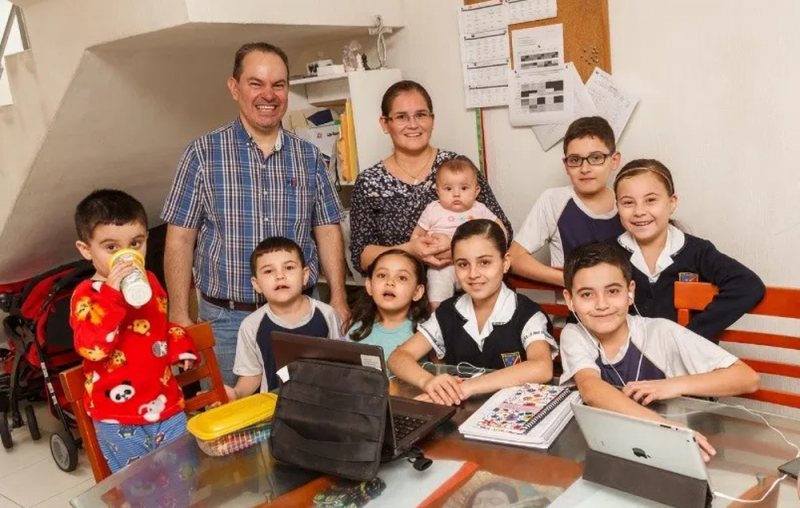 Familia mexicana narra cómo es tener ESCUELA en CASA con 8 hijos