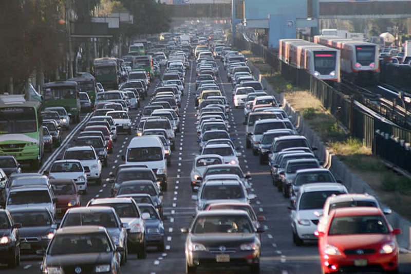 Policías de la CDMX rescatan a hombre que iba secuestrado en un auto y con señas logró alertarlos