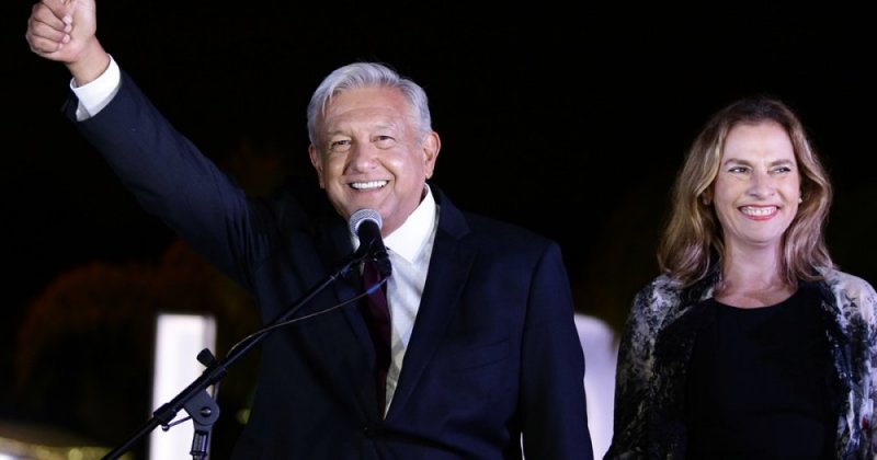 AMLO y Beatriz Gutiérrez inician PROCESO de registro de sus nombres ante el IMPI 