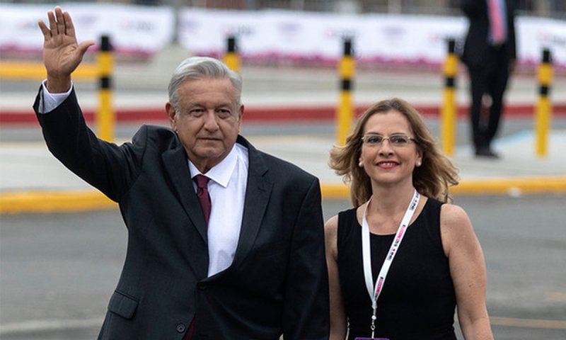 Buscan AMLO y Beatriz Gutiérrez ser MARCA REGISTRADA