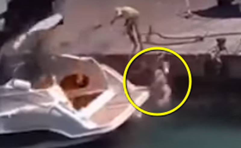 Lancha explota y mujer sale volando varios metros; casi pierde la vida (VIDEO)