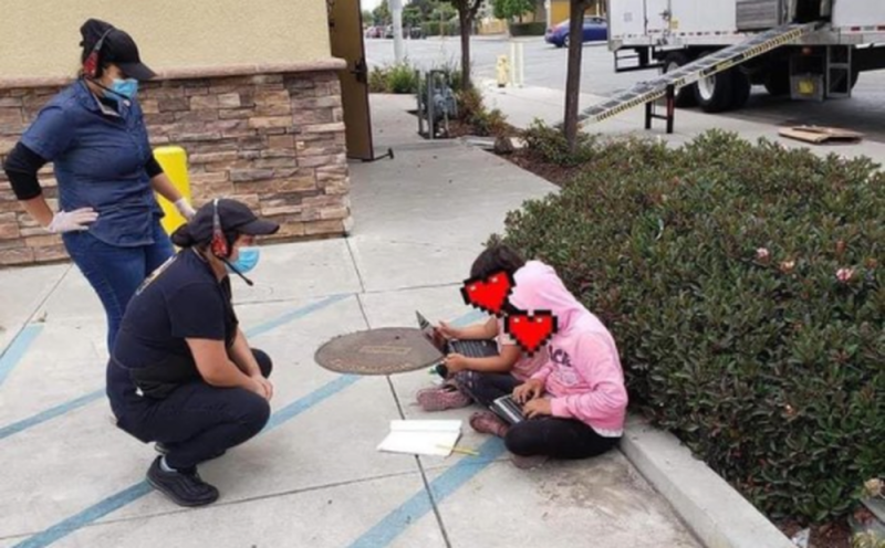 Niñas se sientan afuera de un Restaurante para CONECTARSE a internet y tomar sus clases