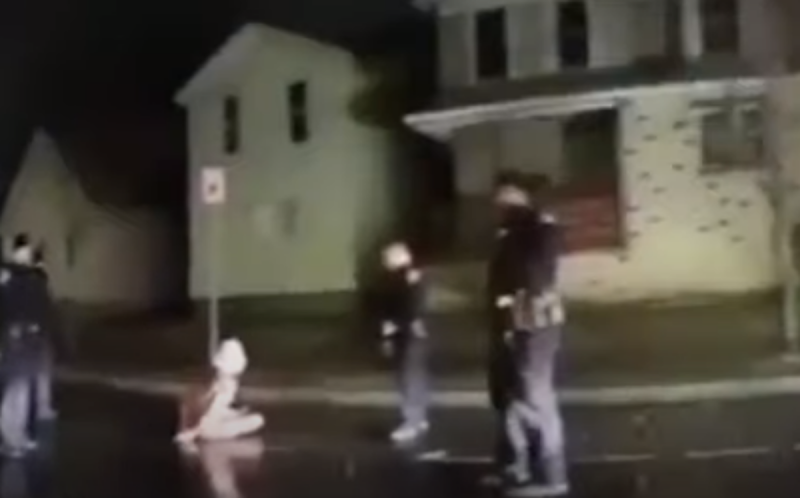 Filtran video de la detención de Daniel Prude, un hombre negro que murió asfixiado en el arrestoy