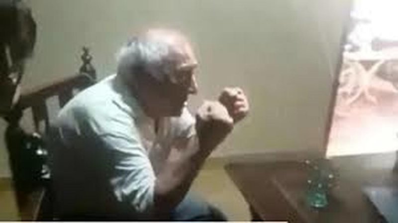 Conmueve FESTEJO de ABUELITO al enterarse vía zoom que su nieto ya es abogado y