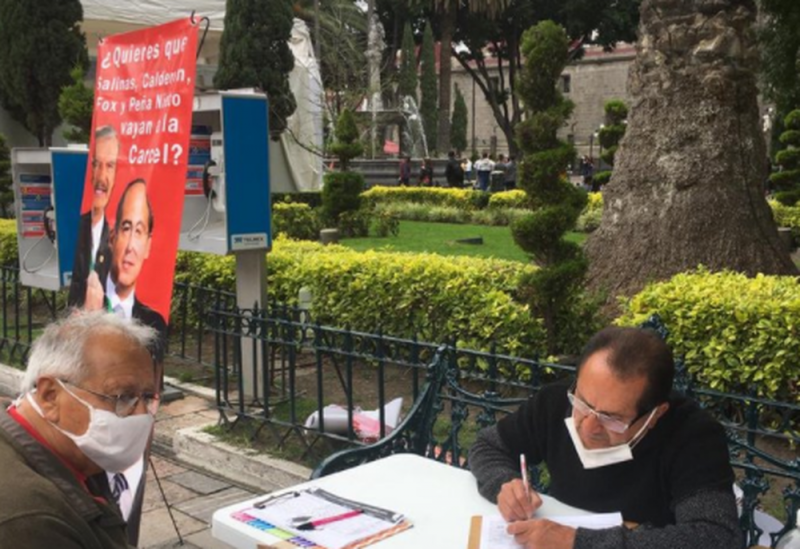 Mexicanos en EU siguen abarrotando puntos de firma para que los expresidentes sean encarcelados
