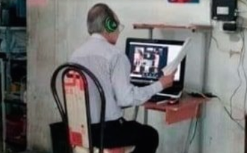 Se viraliza imagen de un profesor que ACUDE DIARIAMENTE a un ciber para dar CLASES
