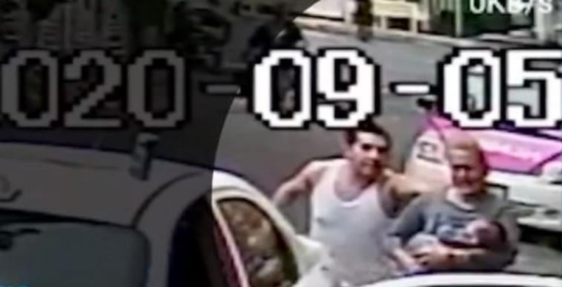 Exhiben a taxista alcoholizado que golpeó a su pareja con bebé en brazos (Video)
