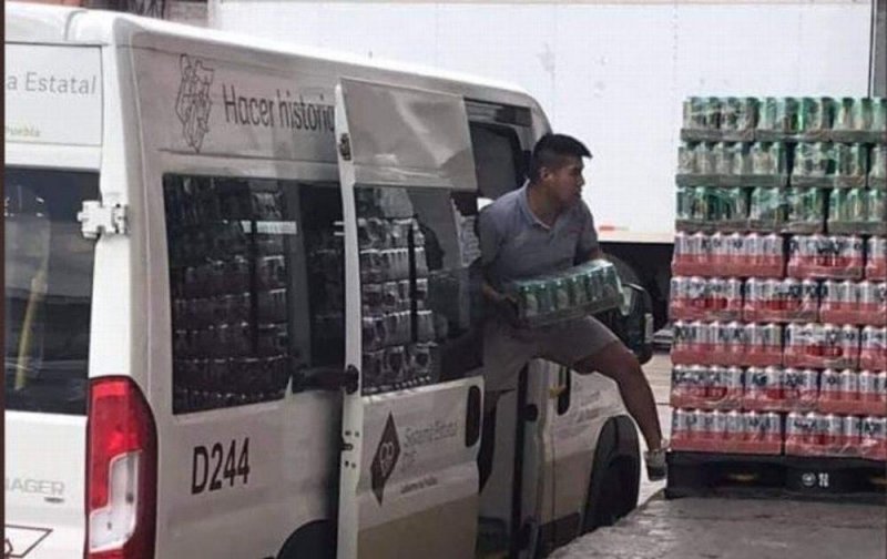 Exhiben a camioneta del DIF en Puebla por ser usada para transportar CERVEZA