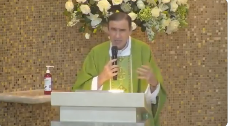 “Si le vas al América, aún estás a tiempo de corregirte”, dice Sacerdote de Jalisco