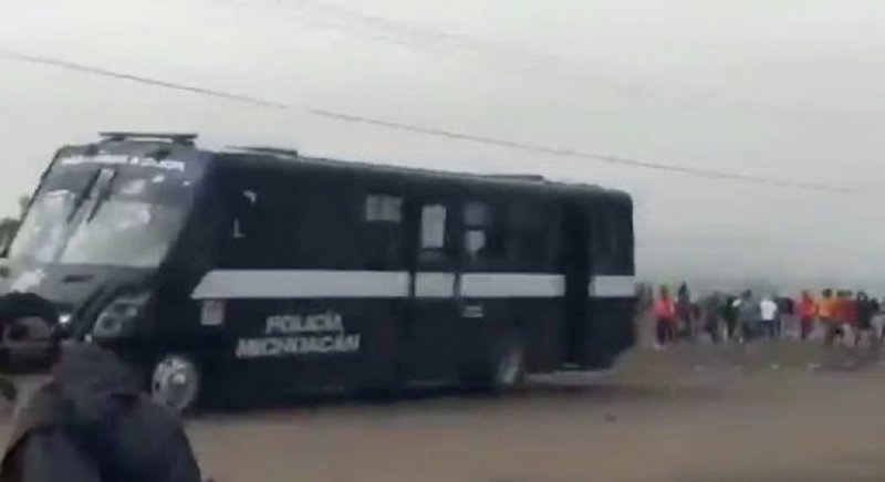Policías de Michoacán atropellan con un autobús a normalistas de Tiripetío que se manifestaban