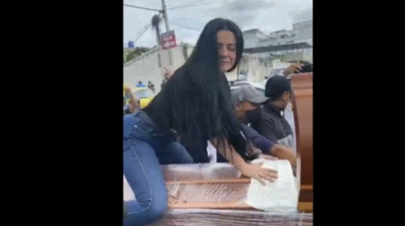 Mujer PERREA INTENSAMENTE en el funeral de su esposo; era su última voluntad (VIDEO)