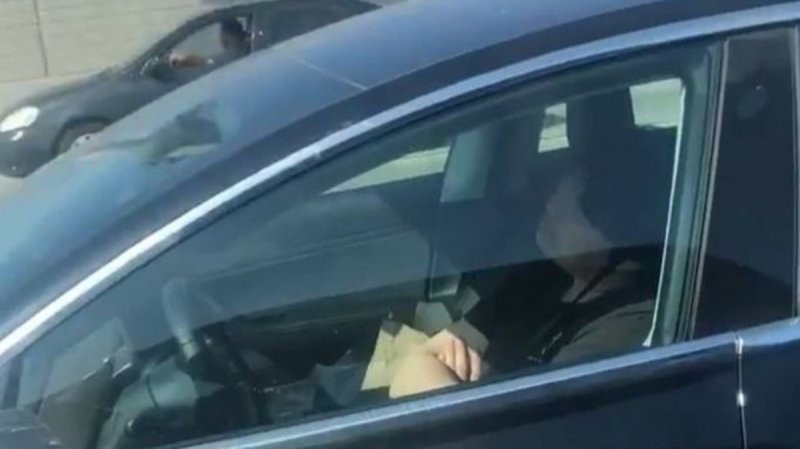 Detienen un TESLA que se manejaba ´SOLO´ e ib a 140km por hora; conductor iba dormido