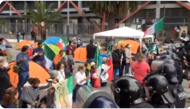 Integrantes del FRENAAA usan a la Virgen en sus manifestaciones y la convierten en su estandarte