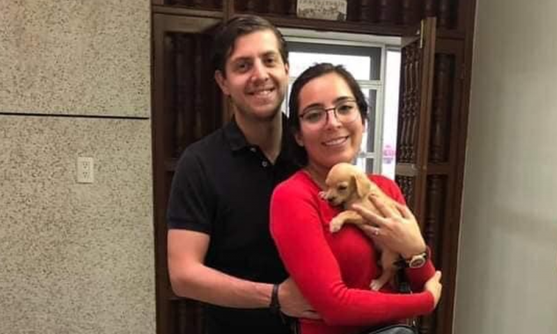 Denuncian en redes a pareja que ADOPTA perritos para ALIMENTAR a sus víboras 