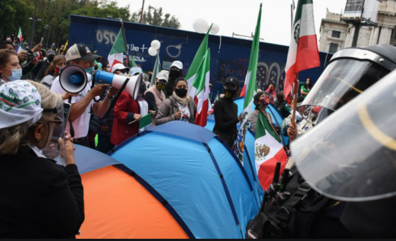Con banderas de México y de la Virgen, pequeño grupo de FRENAA llega al Zócalo de la CDMX