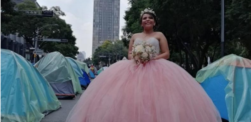 Plantón de FRENAAA arruina con sus casas de campaña vacías, sesión de FOTOS de una quinceañera