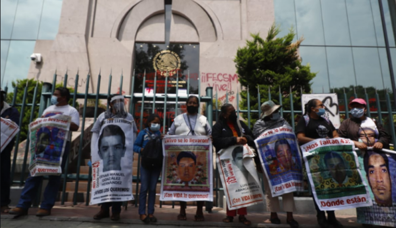 Padres de los 43 exigen investigar a jueces corruptos