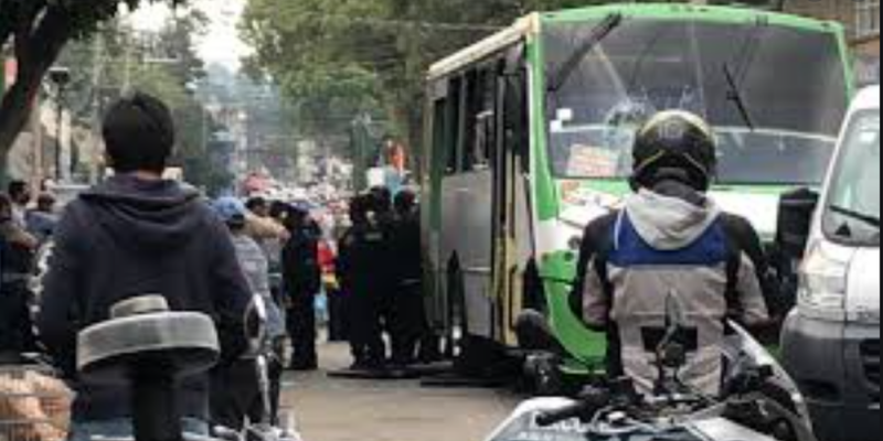 Captan momento en el que camioneta atropella a niña en la CDMX (VIDEO)