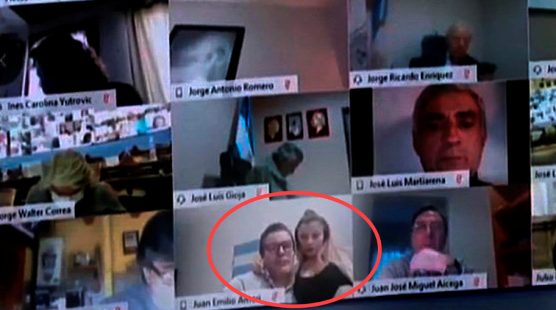 Suspenden a diputado tras besarle los “pechos” a su mujer en videoconferencia