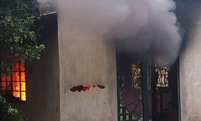 Por CELOS, sujeto prende FUEGO a casa con su ESPOSA e HIJA aún adentro