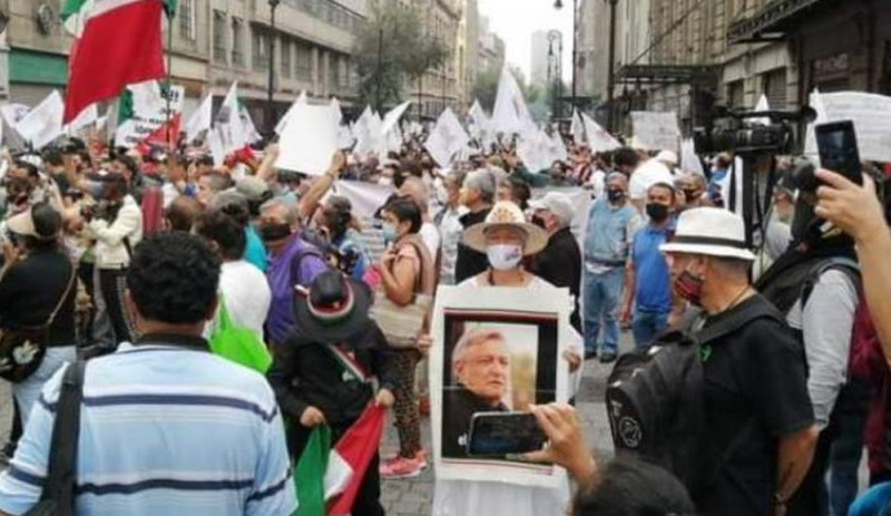 “AMLO, amigo, el pueblo está contigo”, Mexicanos en EU salen a las calles y marchan a favor de la 4T