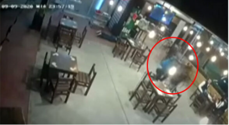 Difunden video del ASESINATO de un hombre y secuestro de otro en Bar de Aguascalientes