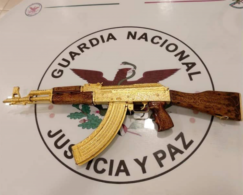 Guardia Nacional acorrala a “malandrín” y éste abandona MOCHILA con AK-47 bañada en oro