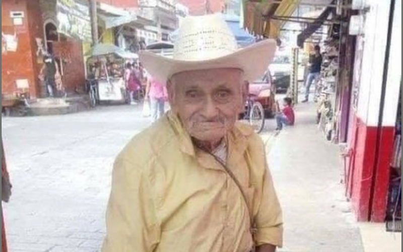 Abuelito se EMOCIONA y se vuelve viral tras aparecer por primera vez en Facebooky