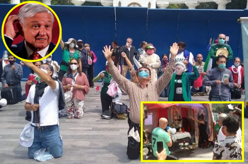 Manifestantes del Zócalo hacen una ORACIÓN para que MÉXICO se libere de AMLO