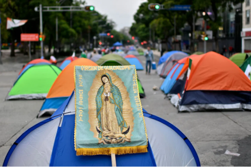 Manifestantes del Zócalo rezan a Dios hasta 4 veces al día para que AMLO se vaya