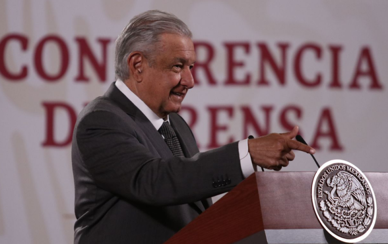 Gracias a mi beca terminé de milagro la escuela y llegué a ser Presidente: AMLO